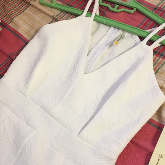 Chic white v neck romper - Picture 3 of 4